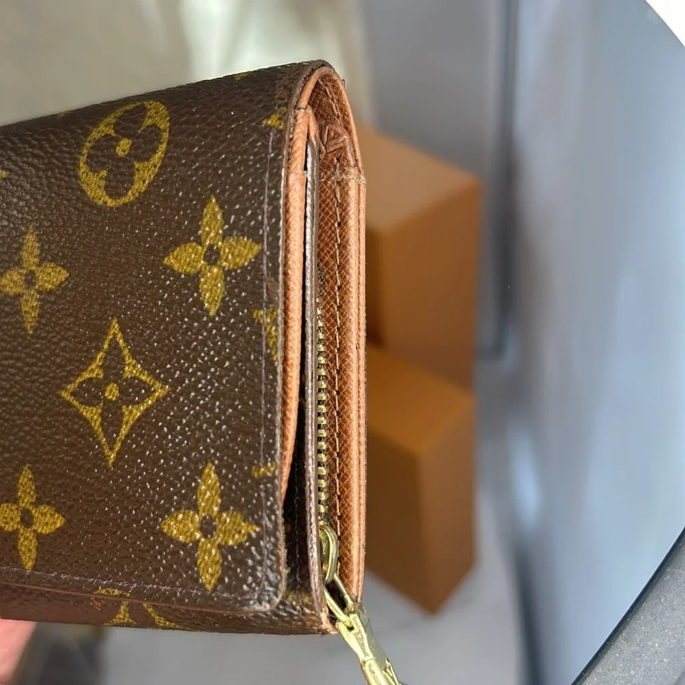 Louis Vuitton Monogram Leather Wallet Unisex